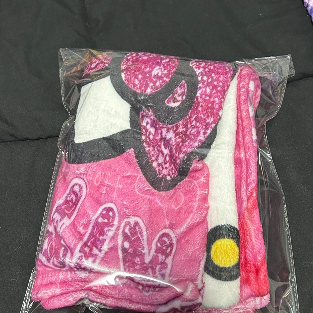 Hello Kitty Pink Blanket - Picture 8 of 8